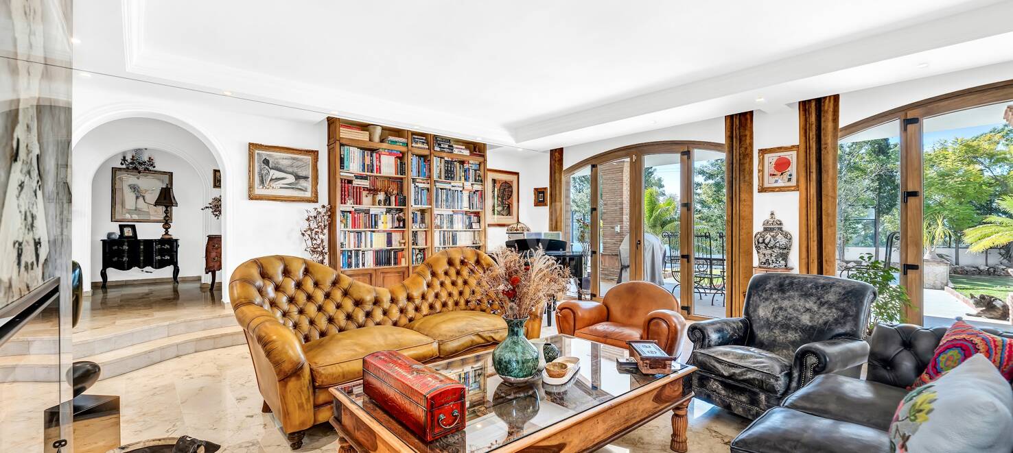 Elegant villa med solenergi, egen brunn och förstklassiga ytbehandlingar