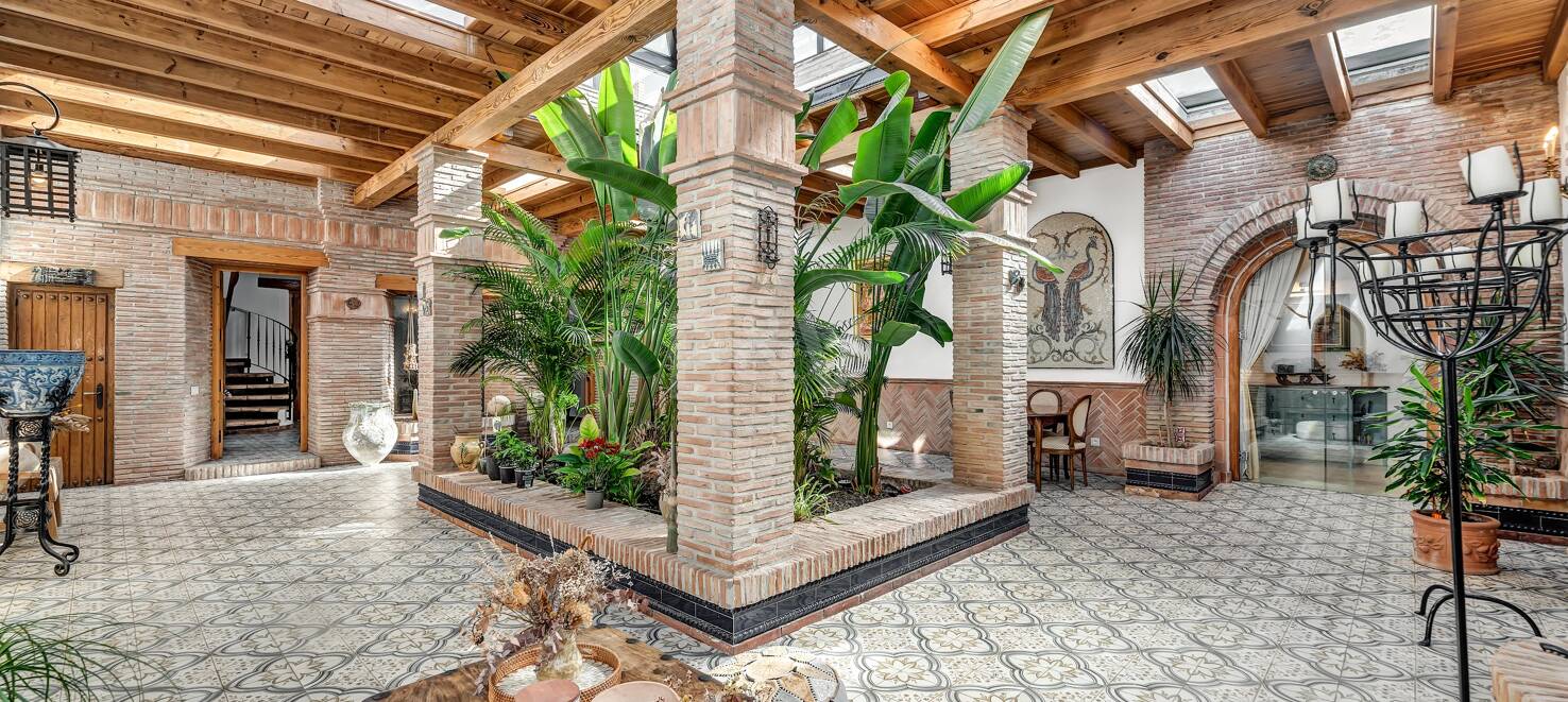 Elegant villa med solenergi, egen brunn och förstklassiga ytbehandlingar