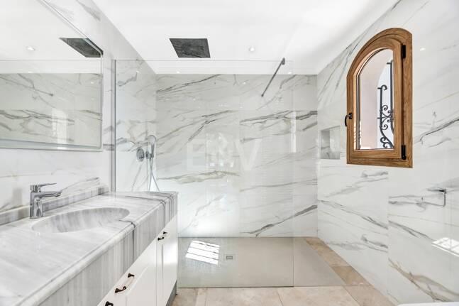 Élégant Rocio de Nagüeles Villa avec technologie solaire, puits privé & finitions premium