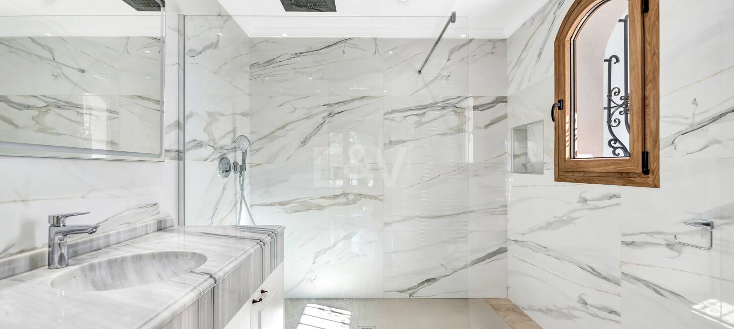 Elegant villa med solenergi, egen brunn och förstklassiga ytbehandlingar