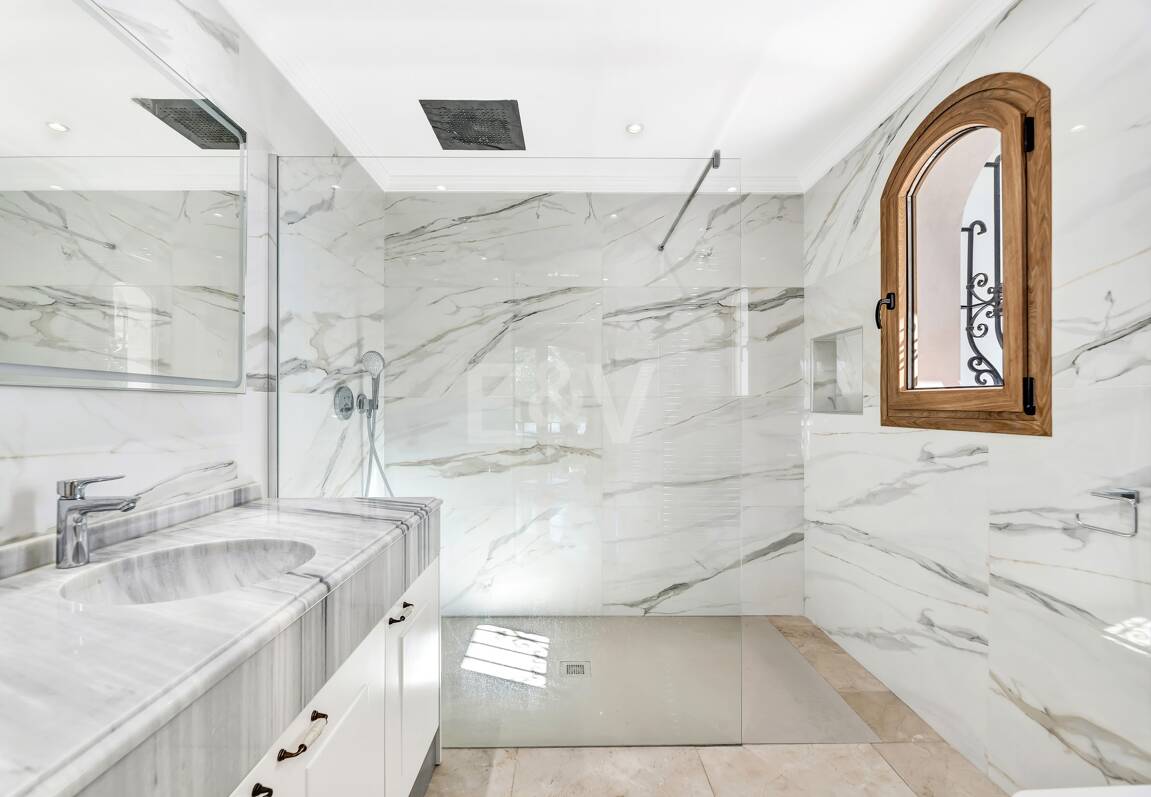 Élégant Rocio de Nagüeles Villa avec technologie solaire, puits privé & finitions premium