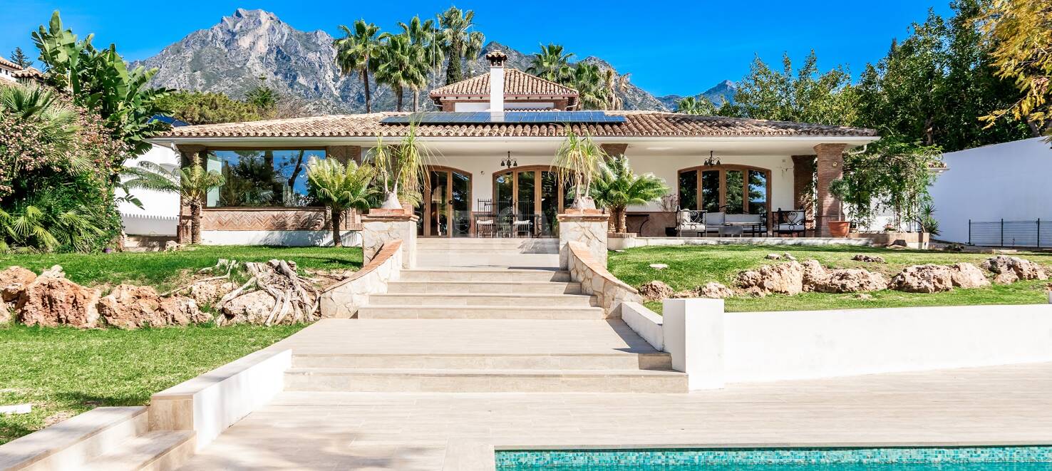 Elegant villa med solenergi, egen brunn och förstklassiga ytbehandlingar