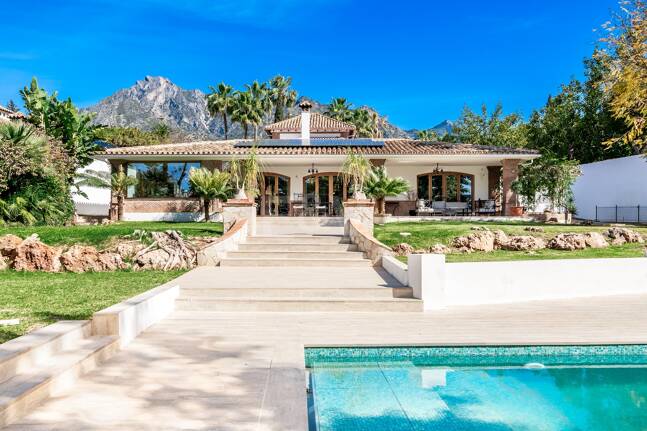 Élégant Rocio de Nagüeles Villa avec technologie solaire, puits privé & finitions premium