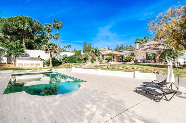 Élégant Rocio de Nagüeles Villa avec technologie solaire, puits privé & finitions premium