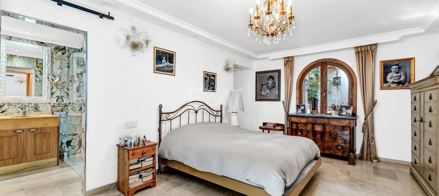Elegant villa med solenergi, egen brunn och förstklassiga ytbehandlingar