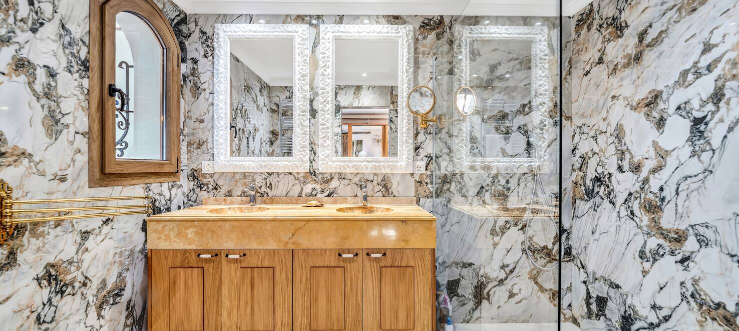 Elegant villa med solenergi, egen brunn och förstklassiga ytbehandlingar