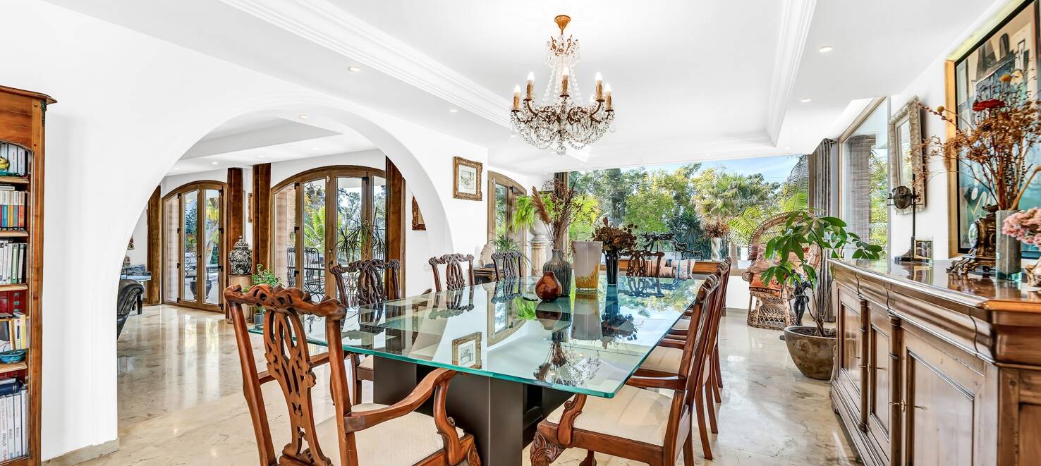 Elegant villa med solenergi, egen brunn och förstklassiga ytbehandlingar