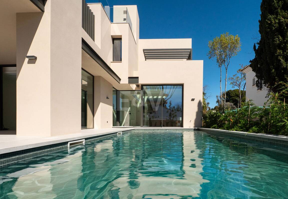 Exclusiva villa moderna en la zona de la playa de la Milla de Oro