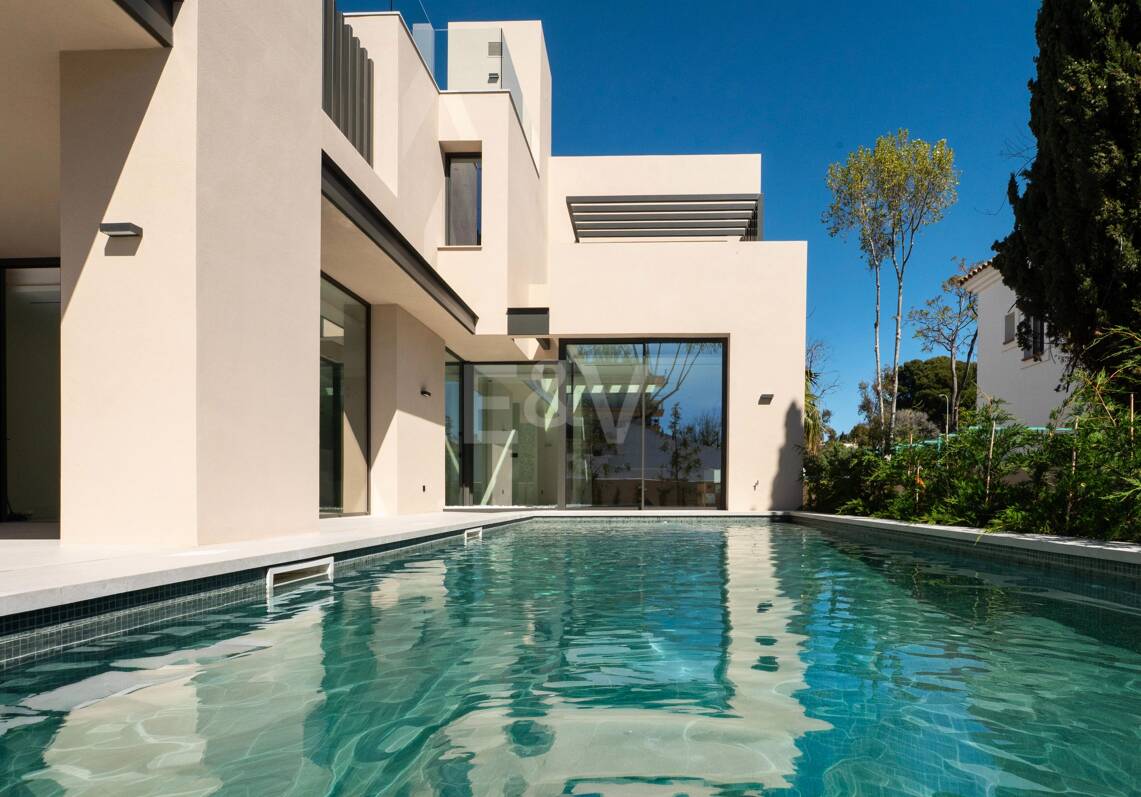Villa moderne de luxe à quelques pas de la plage sur Marbella