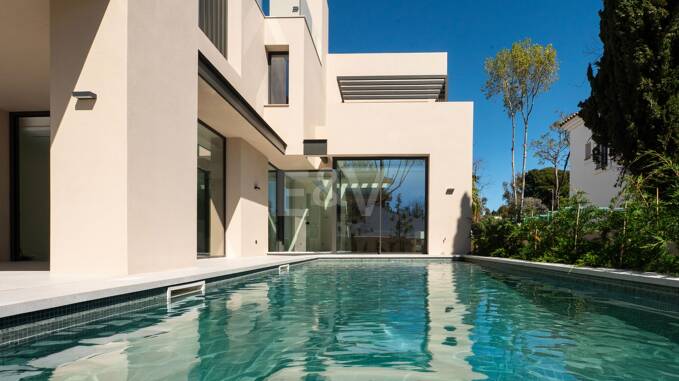 Modern Luxury Villa steg från stranden på Marbellas Golden Mile