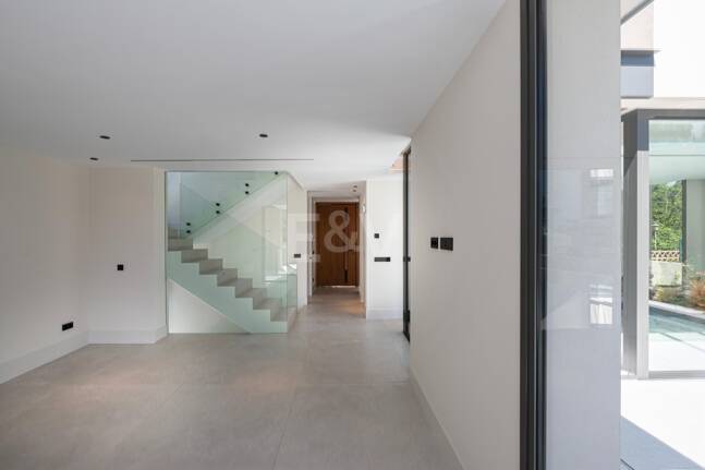 Exclusiva villa moderna en la zona de la playa de la Milla de Oro