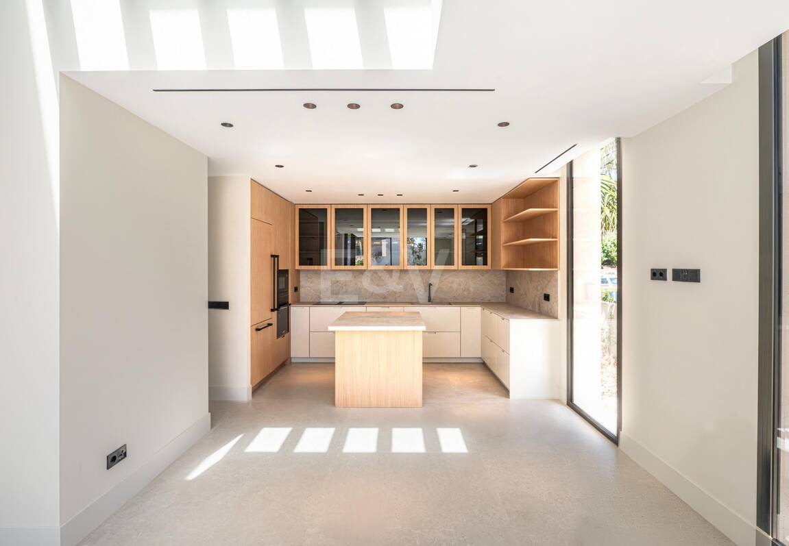 Exclusiva villa moderna en la zona de la playa de la Milla de Oro