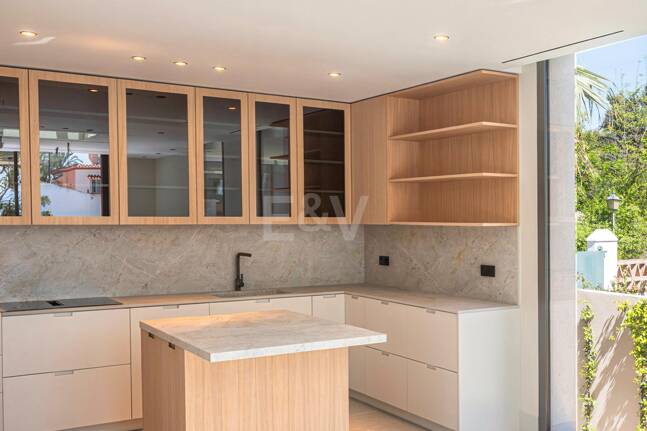 Exclusiva villa moderna en la zona de la playa de la Milla de Oro