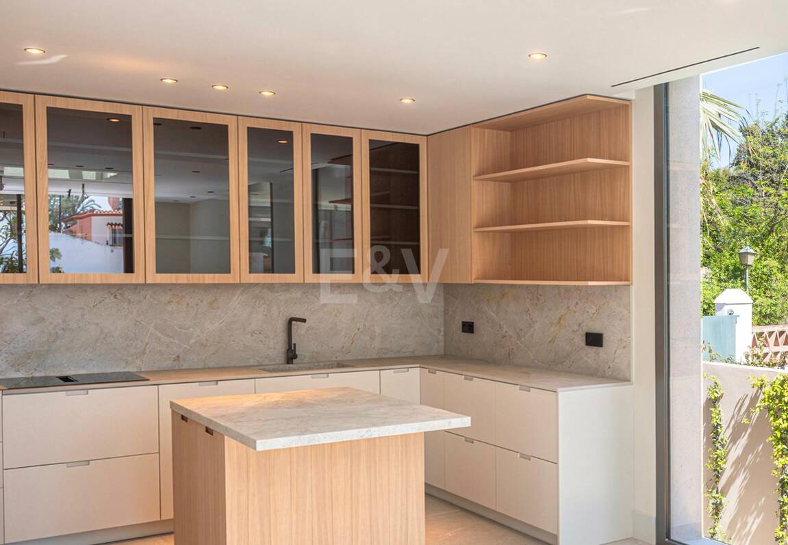 Exclusiva villa moderna en la zona de la playa de la Milla de Oro