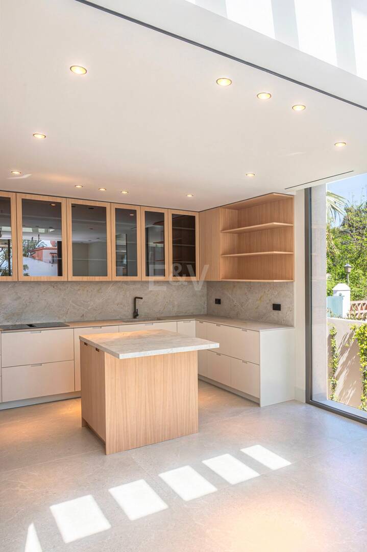 Exclusiva villa moderna en la zona de la playa de la Milla de Oro