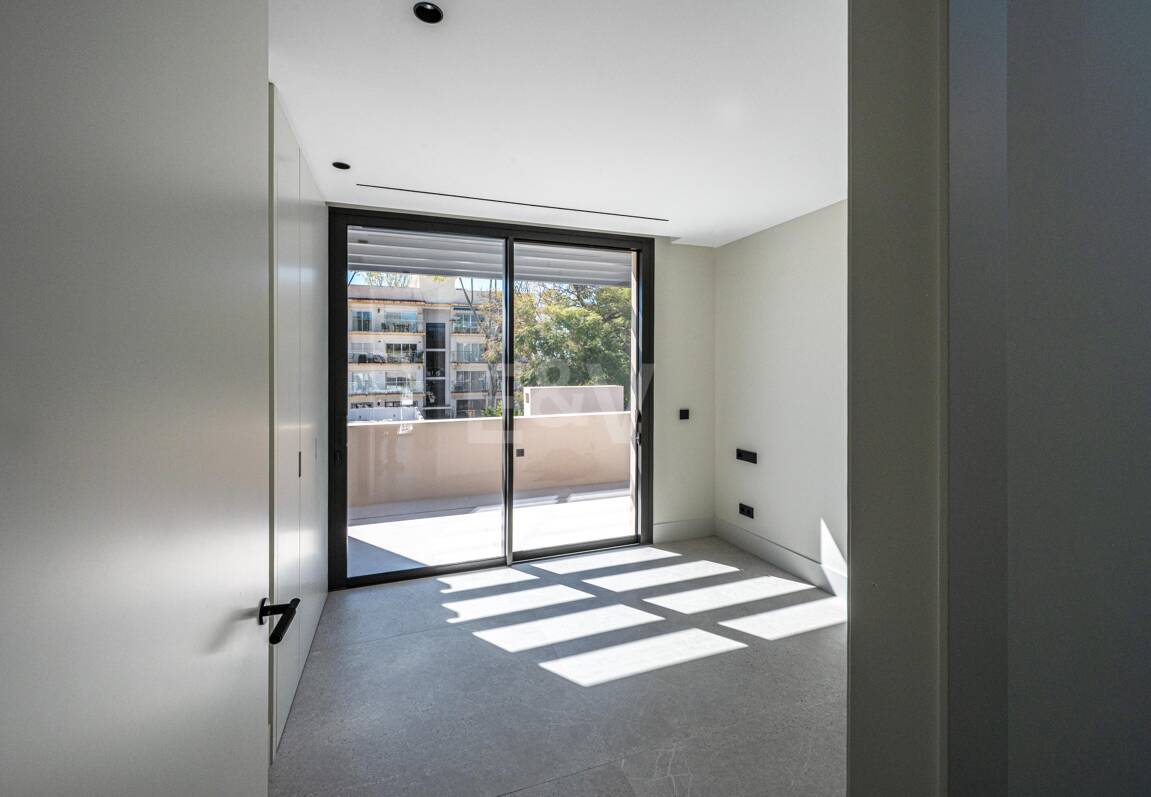 Exclusiva villa moderna en la zona de la playa de la Milla de Oro