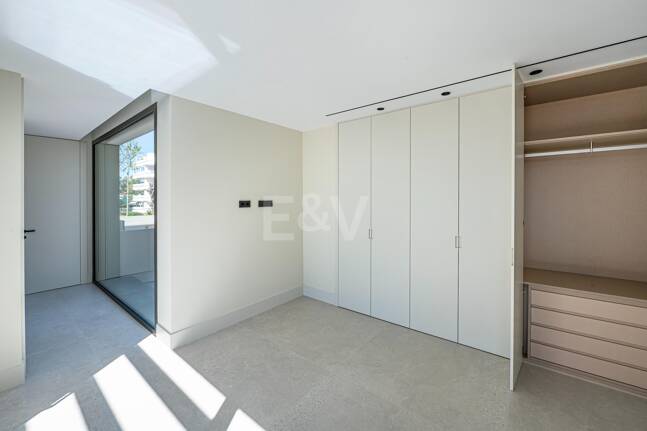 Exclusiva villa moderna en la zona de la playa de la Milla de Oro