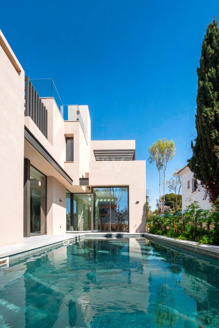 Exclusiva villa moderna en la zona de la playa de la Milla de Oro