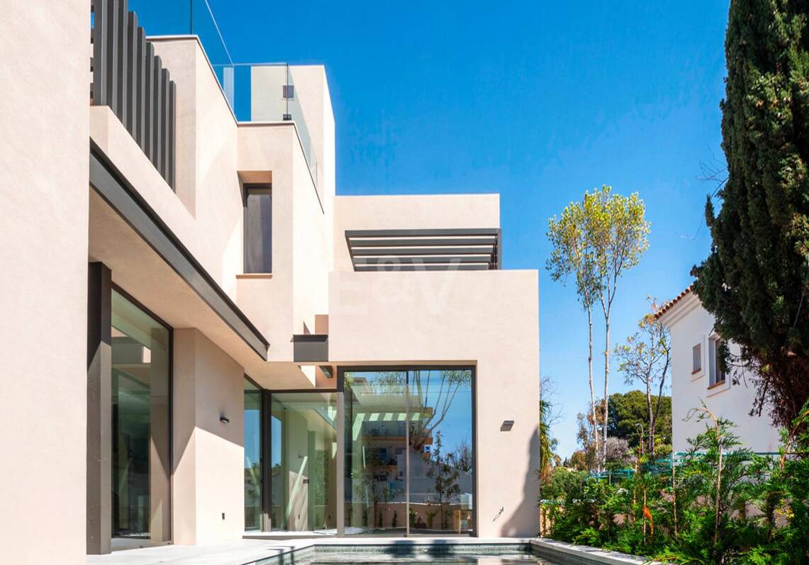 Villa moderne de luxe à quelques pas de la plage sur Marbella