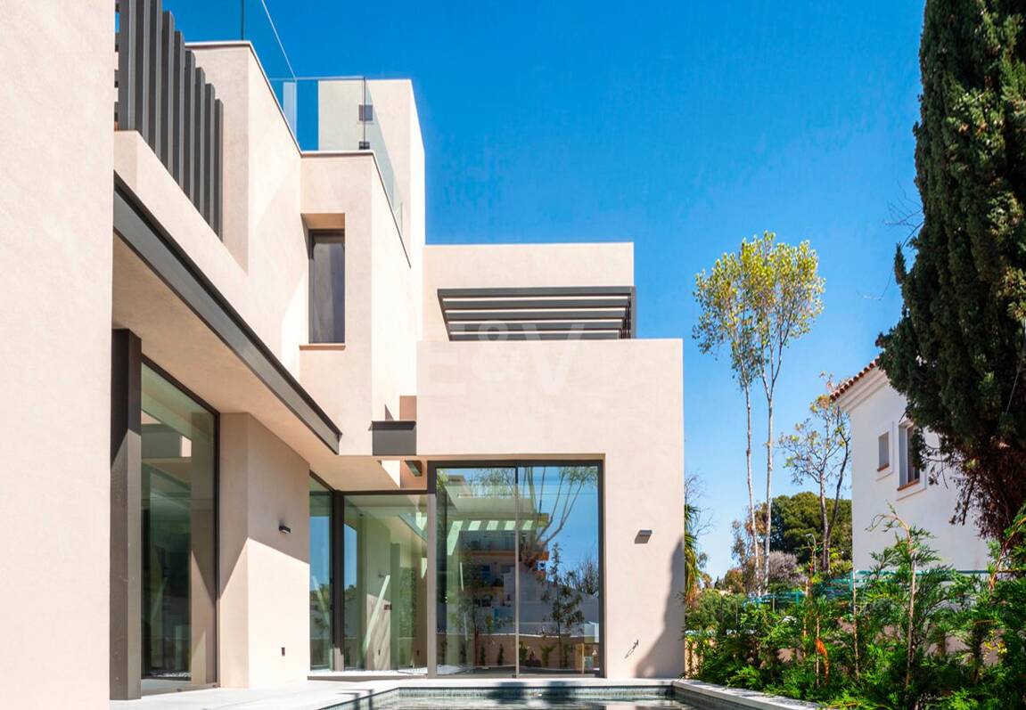 Exclusiva villa moderna en la zona de la playa de la Milla de Oro