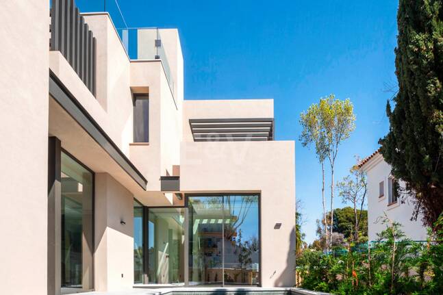 Exclusiva villa moderna en la zona de la playa de la Milla de Oro