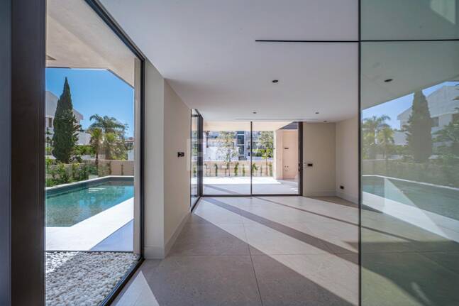 Exclusiva villa moderna en la zona de la playa de la Milla de Oro