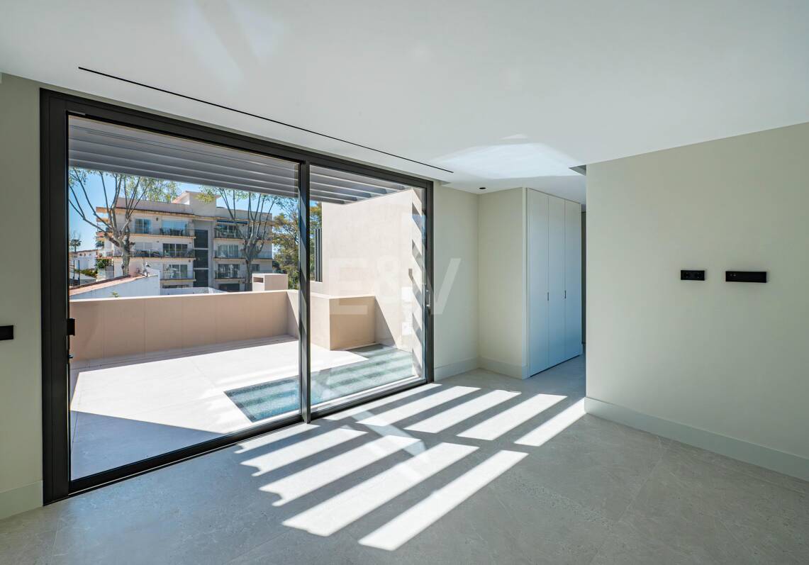 Villa moderne de luxe à quelques pas de la plage sur Marbella
