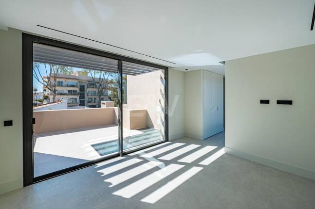 Exclusiva villa moderna en la zona de la playa de la Milla de Oro