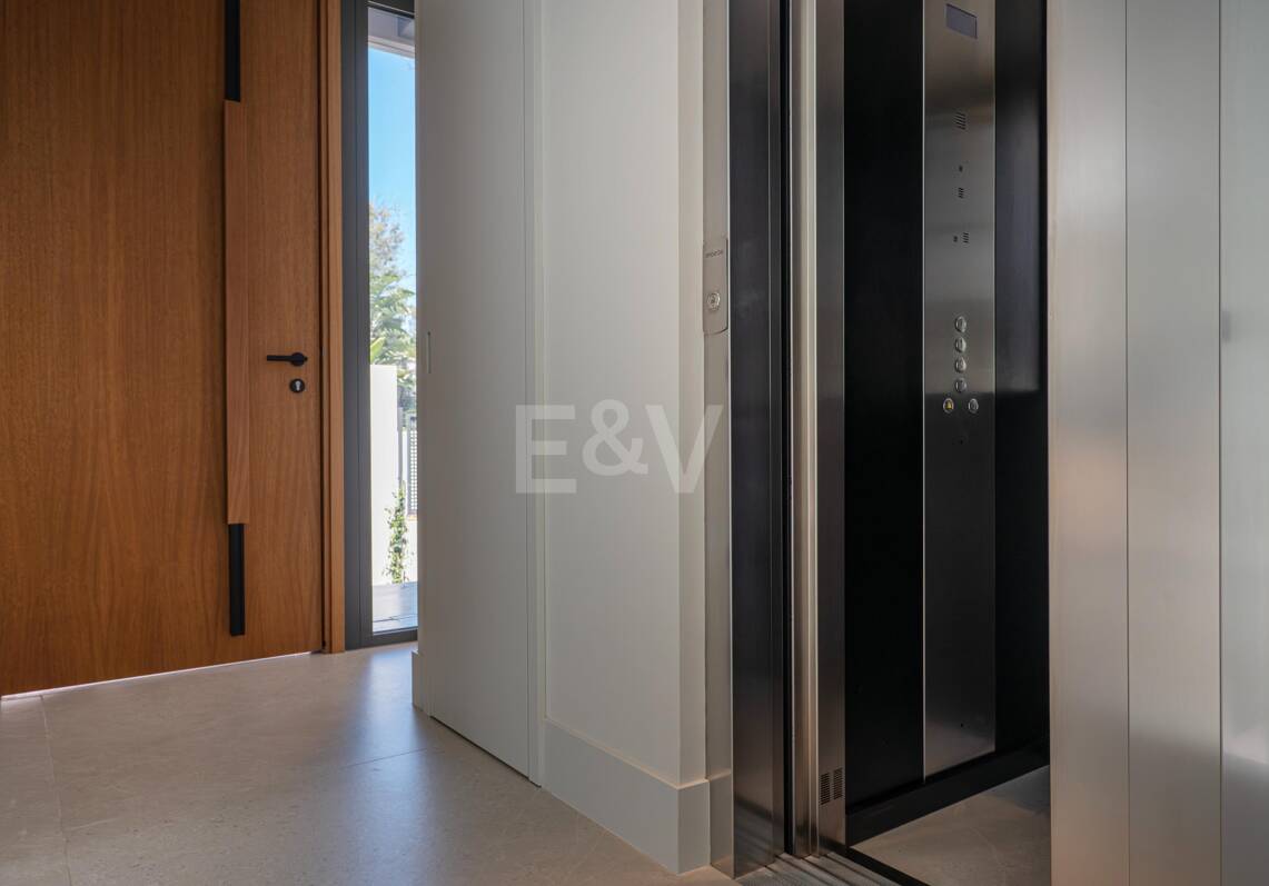 Villa moderne de luxe à quelques pas de la plage sur Marbella