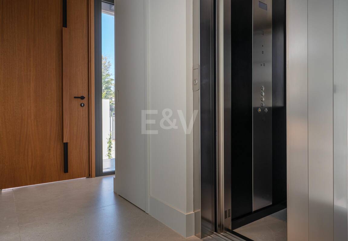 Exclusiva villa moderna en la zona de la playa de la Milla de Oro