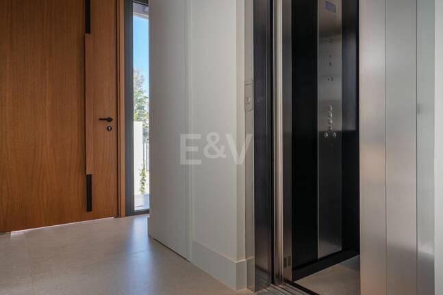 Exclusiva villa moderna en la zona de la playa de la Milla de Oro