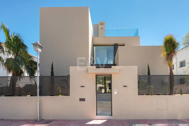 Exclusiva villa moderna en la zona de la playa de la Milla de Oro