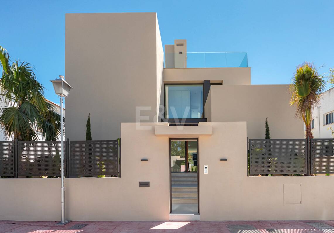 Villa moderne de luxe à quelques pas de la plage sur Marbella