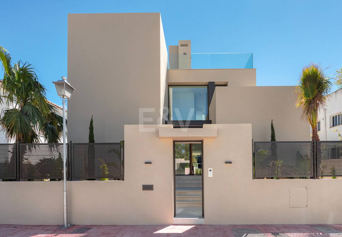 Exclusiva villa moderna en la zona de la playa de la Milla de Oro