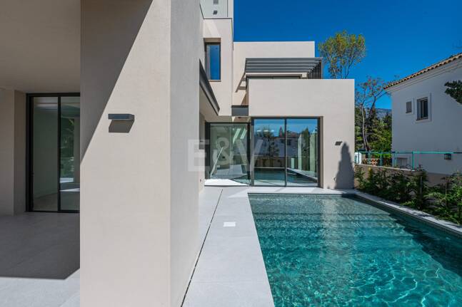 Exclusiva villa moderna en la zona de la playa de la Milla de Oro