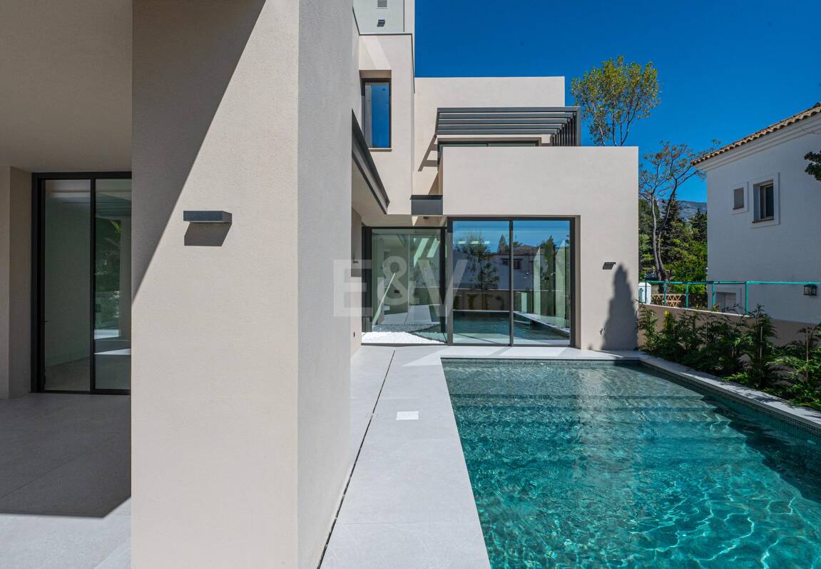 Exclusiva villa moderna en la zona de la playa de la Milla de Oro