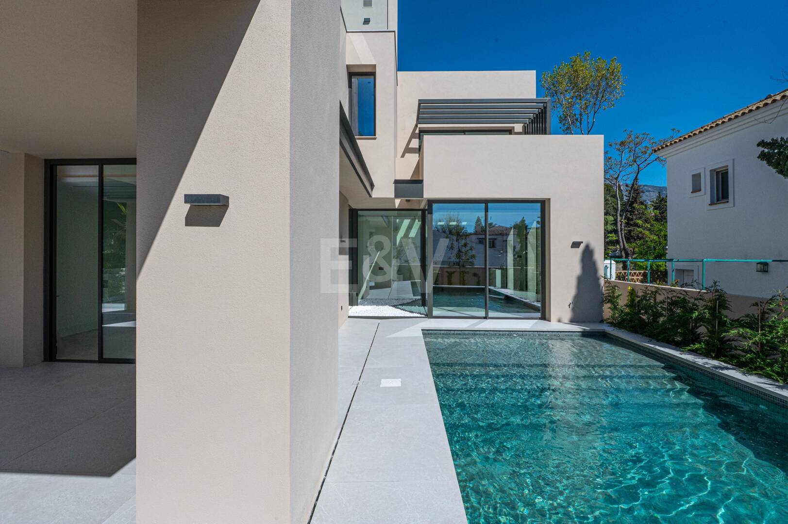 Exclusiva villa moderna en la zona de la playa de la Milla de Oro