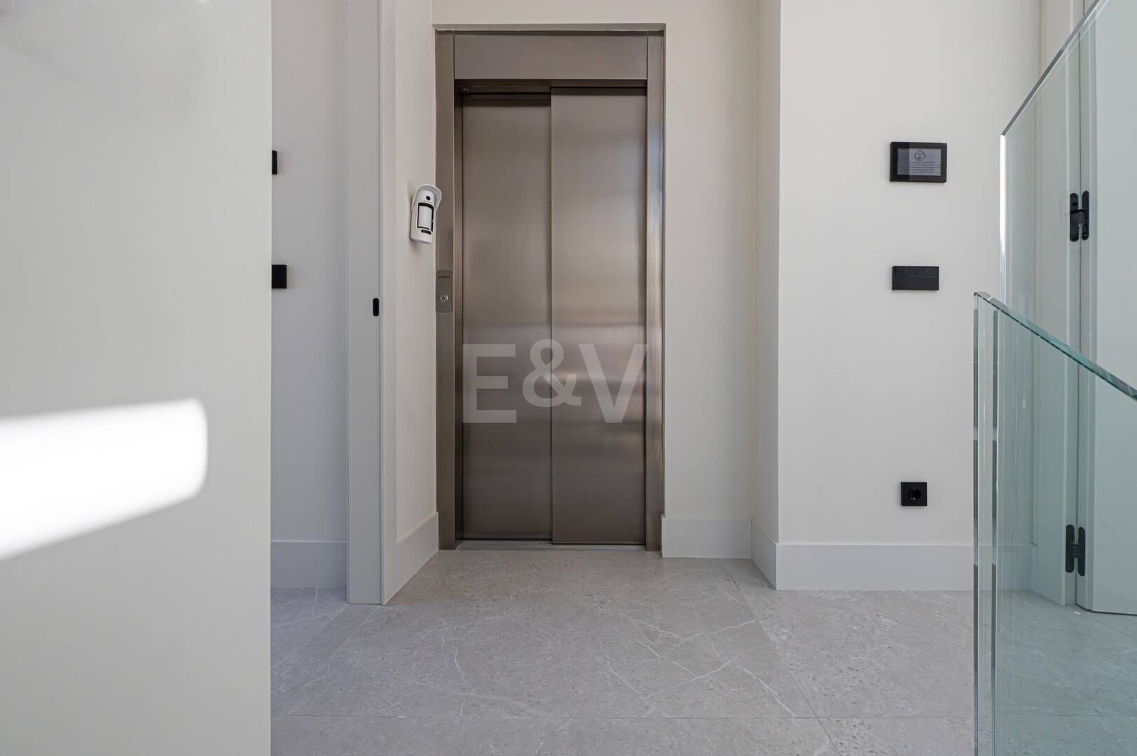 Exclusiva villa moderna en la zona de la playa de la Milla de Oro