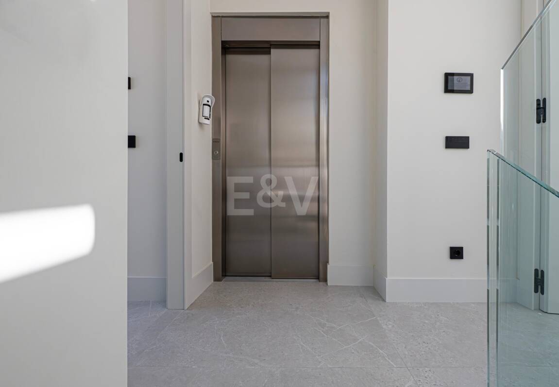 Exclusiva villa moderna en la zona de la playa de la Milla de Oro