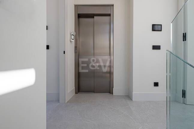 Exclusiva villa moderna en la zona de la playa de la Milla de Oro