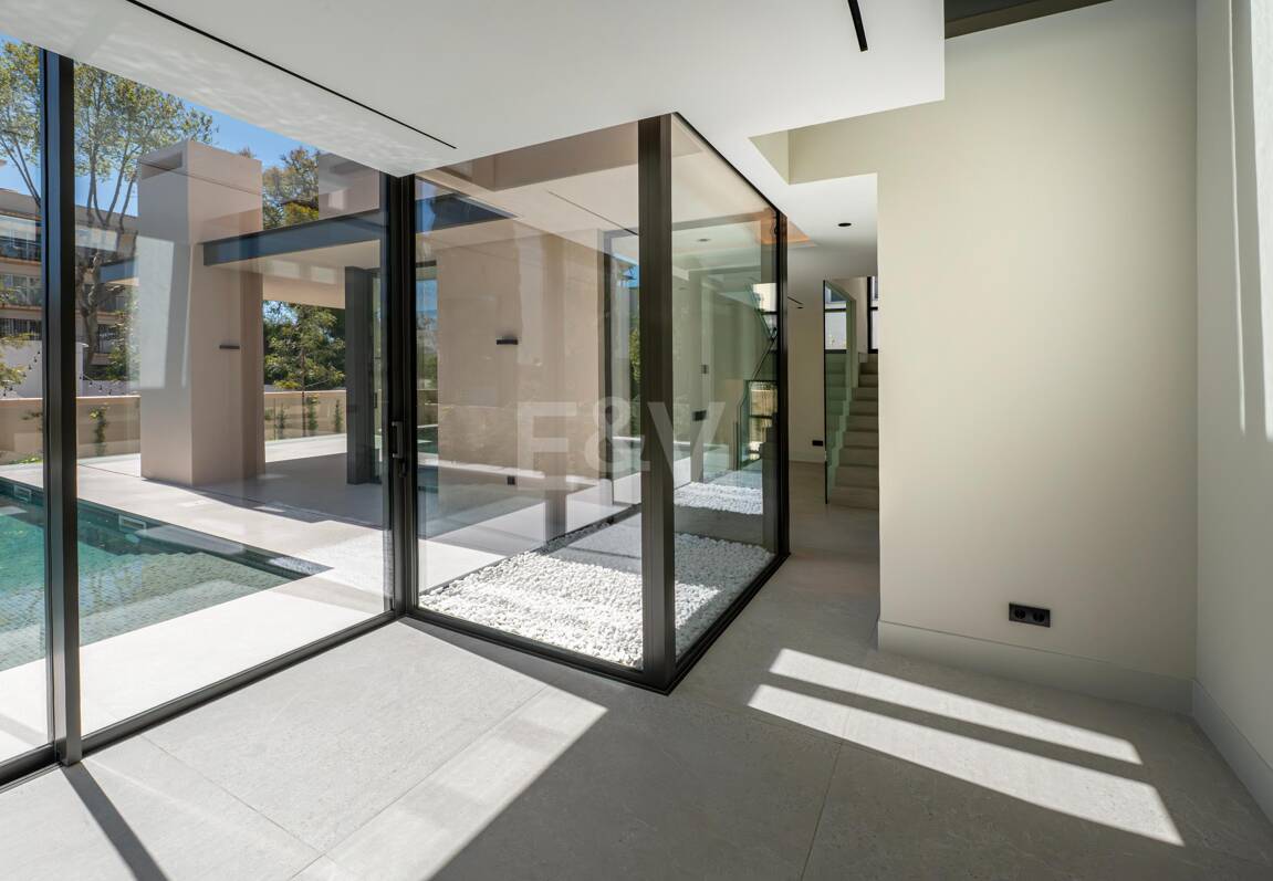 Exclusiva villa moderna en la zona de la playa de la Milla de Oro