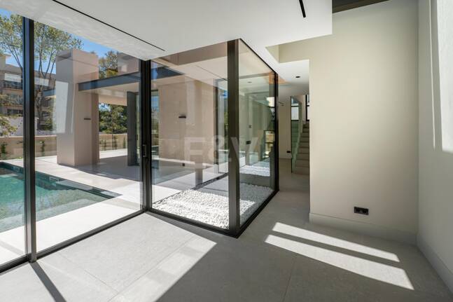 Exclusiva villa moderna en la zona de la playa de la Milla de Oro