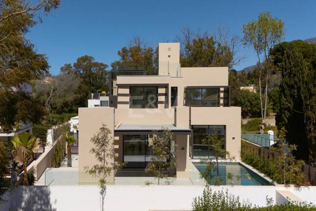 Exclusiva villa moderna en la zona de la playa de la Milla de Oro