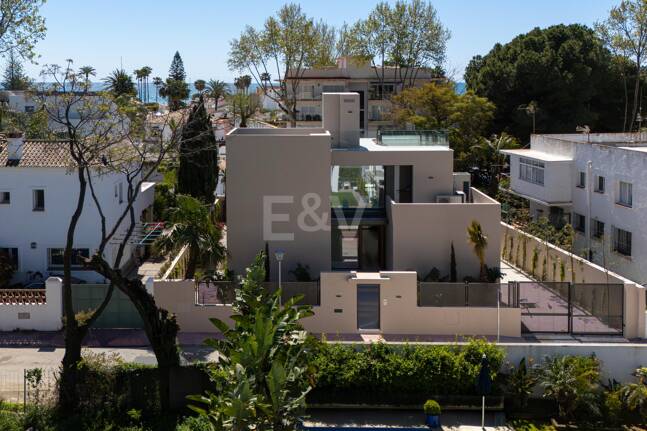 Exclusiva villa moderna en la zona de la playa de la Milla de Oro