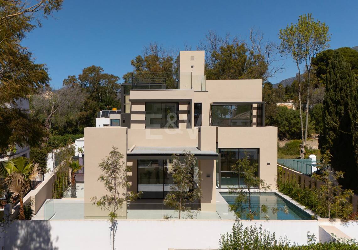 Villa moderne de luxe à quelques pas de la plage sur Marbella