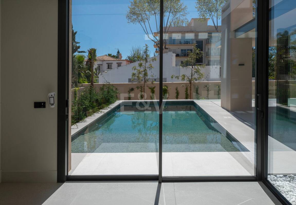 Exclusiva villa moderna en la zona de la playa de la Milla de Oro