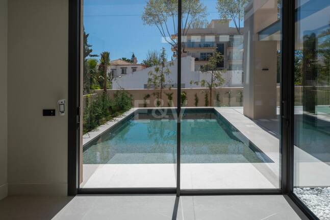 Exclusiva villa moderna en la zona de la playa de la Milla de Oro