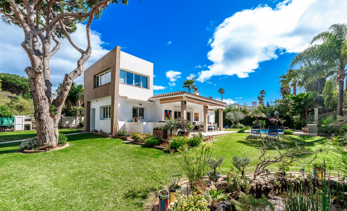 Villa with a Spacious Garden, just 100 Meters from the Beach in Marbesa