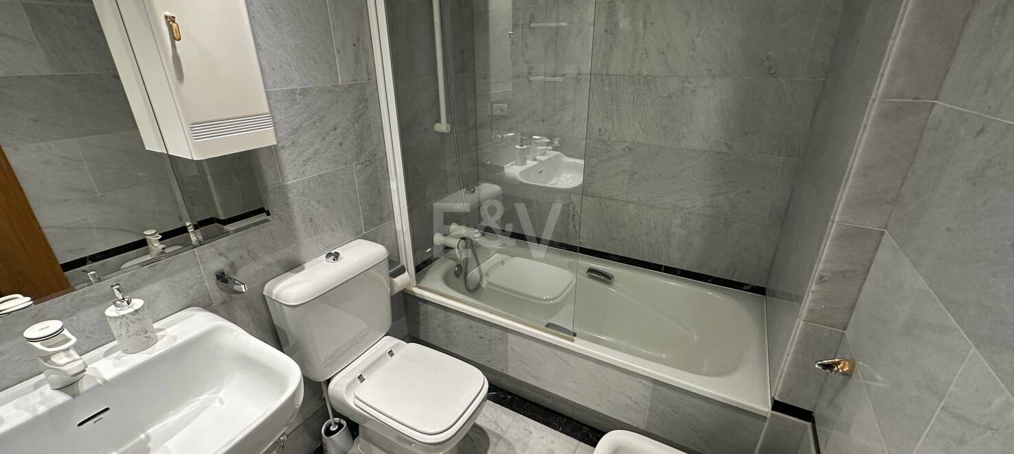 Elegant 3 bedroom flat with sea view in Marbella Centro walking distance the beach and all amenities.