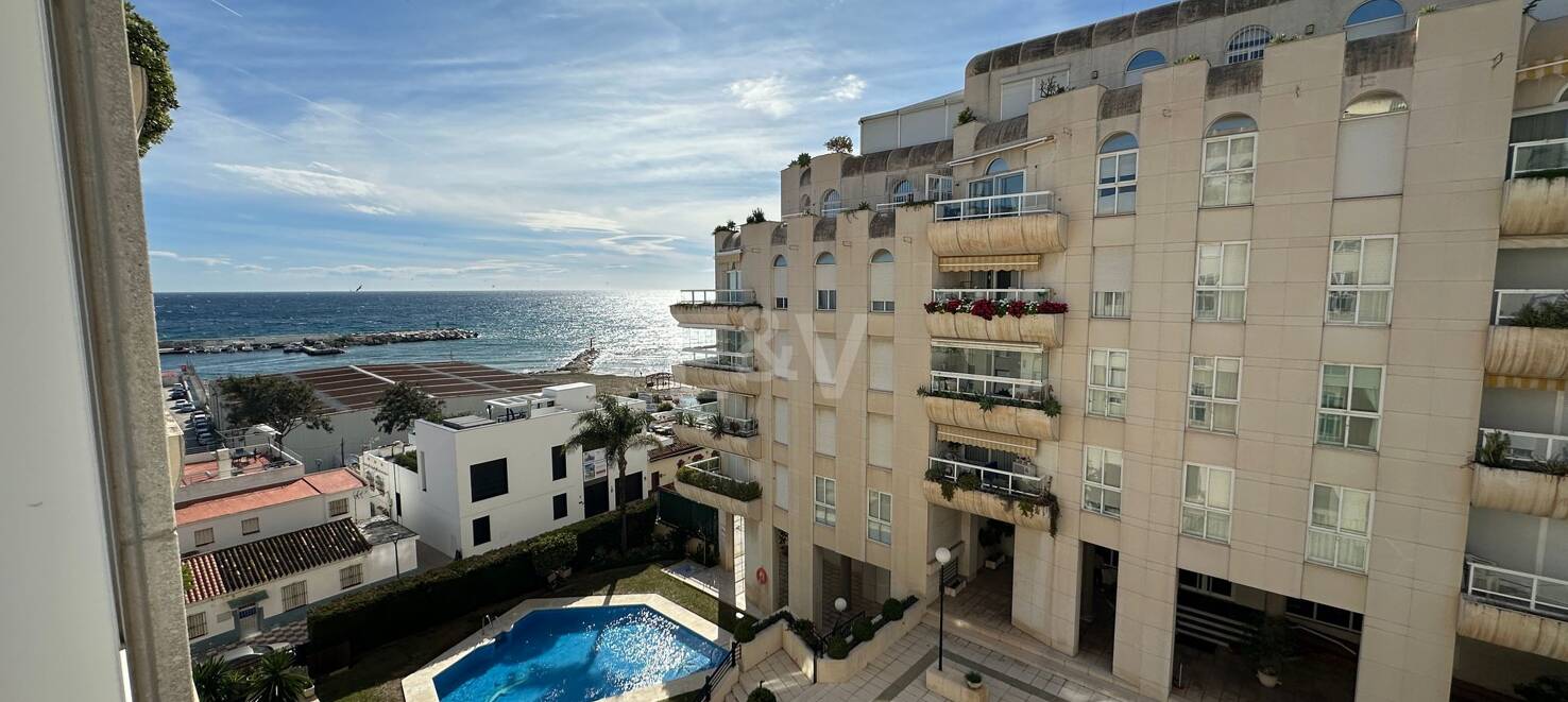 Elegant 3 bedroom flat with sea view in Marbella Centro walking distance the beach and all amenities.